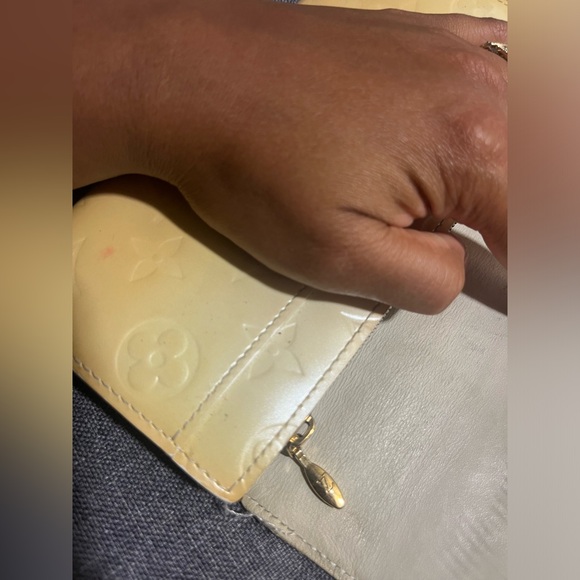 Authentic Louis Vuitton Noisette Monogram Vernis Sarah Wallet - Picture 12 of 16